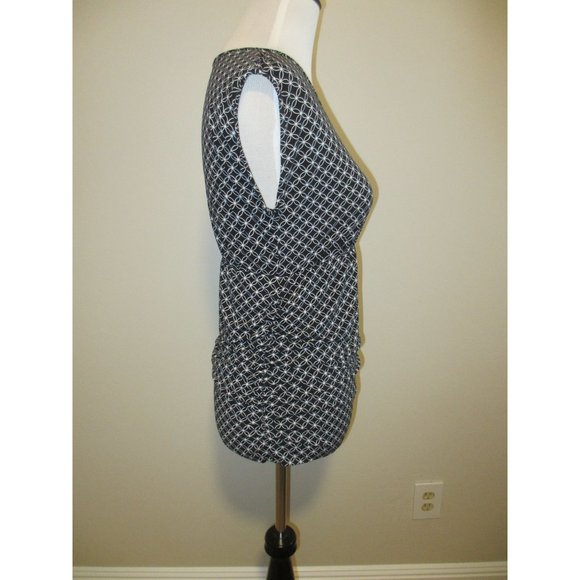 Motherhood Maternity Black & White Geometric Print Sleeveless Top With Ruched Si - Picture 4 of 6